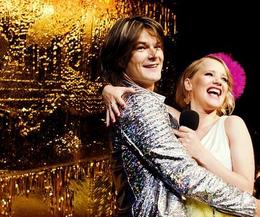 Dawid Ogrodnik i Joanna Kulig w scenie z filmu "Disco polo"