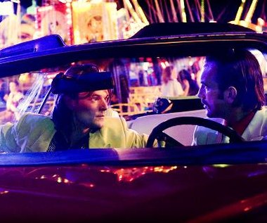 Dawid Ogrodnik i Tomasz Kot w scenie z filmu "Disco polo"