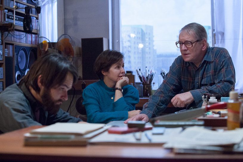 Dawid Ogrodnik (Tomasz Beskiński), Aleksandra Konieczna (Zofia Beksińska) i Andrzej Seweryn (Zdzisław Beksiński) w filmie "Ostatnia rodzina" /Hubert Komerski /materiały dystrybutora