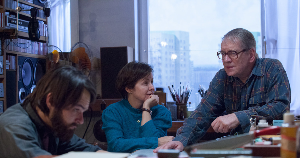 Dawid Ogrodnik (Tomasz Beskiński), Aleksandra Konieczna (Zofia Beksińska) i Andrzej Seweryn (Zdzisław Beksiński) w filmie "Ostatnia rodzina" /Hubert Komerski /materiały dystrybutora