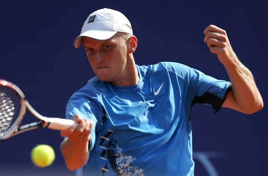 Dawid Olejniczak podczas spotkania z Włochem Potito Starace w pierwszej rundzie tenisowego turnieju ATP Orange Warsaw Cup /Bartłomiej Zborowski /PAP