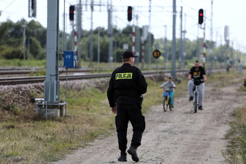 Dawid Żukowski, gdy ojciec zabrał go z domu, był ubrany w szaroniebieską bluzę dresową, niebieskie jeansy i niebieskie trampki z obrazkami Zygzaka McQueena / 	Jakub Kamiński    /PAP