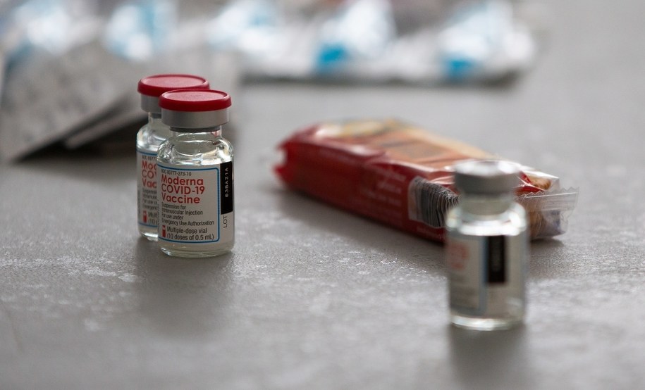 Dawki szczepionki /CJ GUNTHER /PAP/EPA