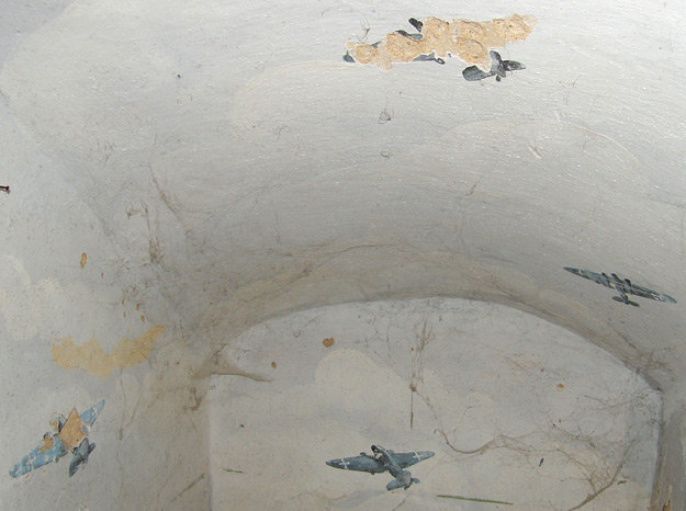Dawna toaleta w pałacu z wizerunkami samolotów /fot. Szymon Wrzesiński /Odkrywca