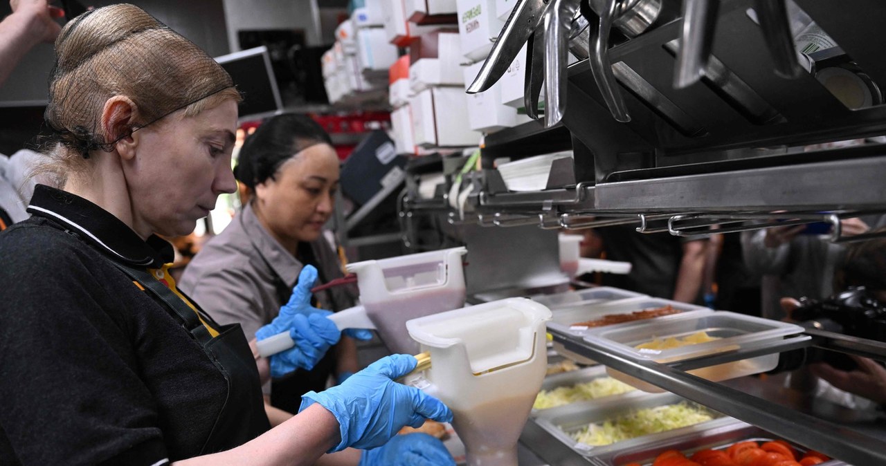 Dawne restauracje McDonald's w Rosji zostały przemianowane na "Vkusno i tochka" /AFP