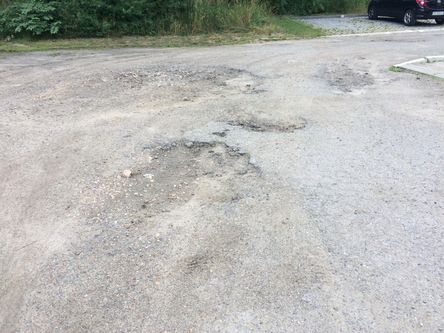 Dawniej droga należała do kopalni, teraz zarządza nią spółdzielnia mieszkaniowa /Anna Kropaczek /RMF FM