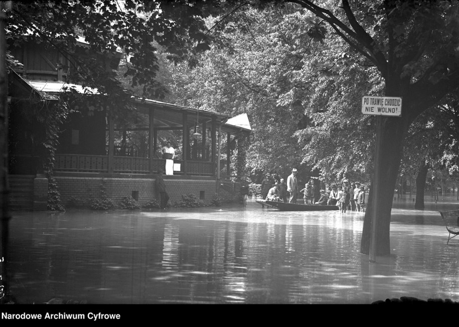 Dawny pawilon w parku Jordana w trakcie powodzi z 1925 r. /Ze zbiorów Narodowego Archiwum Cyfrowego
