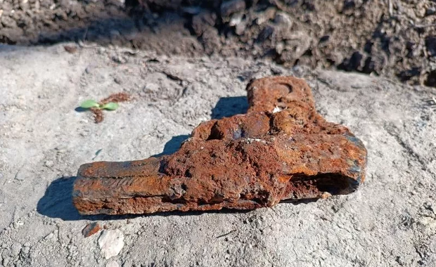 Dbając o miejską zieleń, wykopała broń. Znalezisko w stolicy