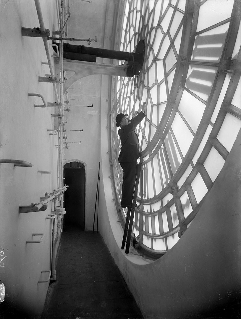 Dbanie i nastawianie mechanizmu wielkich zegarów, jak Big Ben, wymagało sporo poświęcenia /domena publiczna