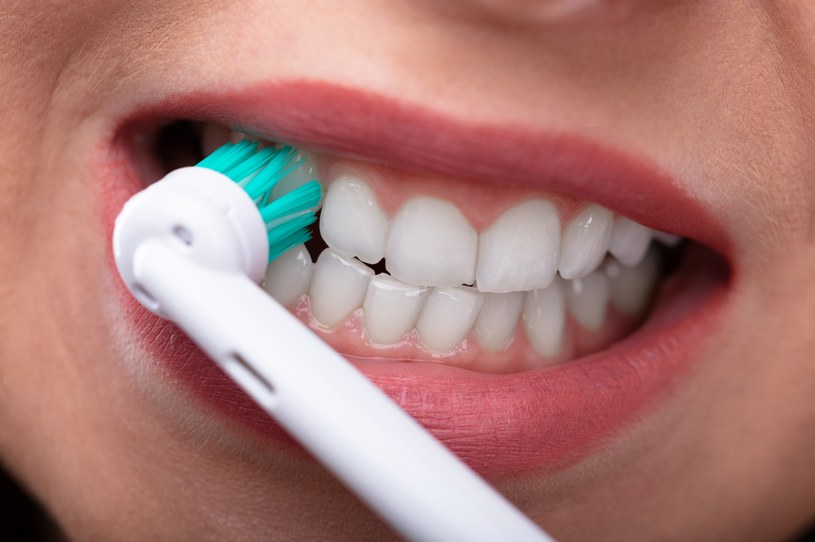 Dbanie o higienę jamy ustnej jest niezwykle ważne. Popularny błąd dotyczący mycia zębów może jednak zwiększyć między innymi ryzyko próchnicy. O co dokładnie chodzi? /123RF/PICSEL