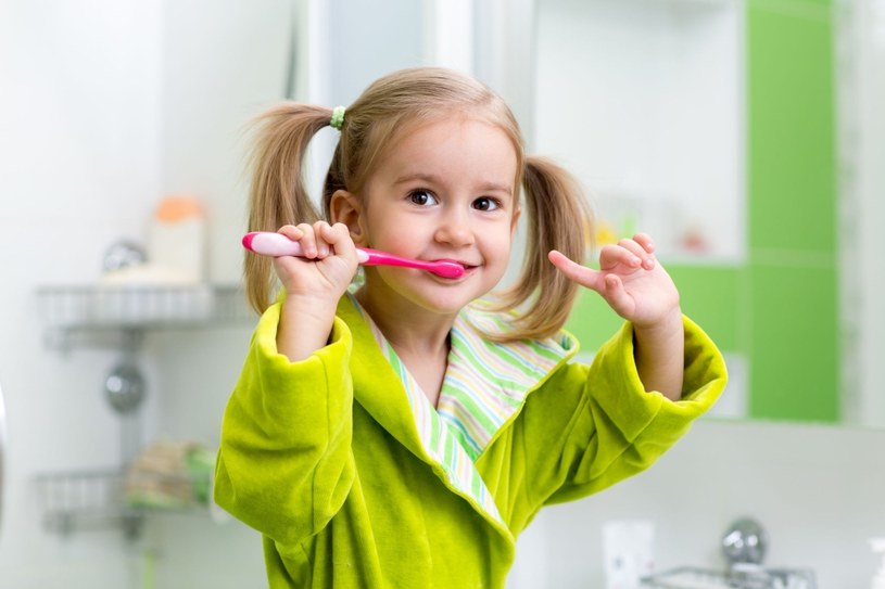 Dbanie o zęby u dzieci jest niezwykle ważne /123RF/PICSEL