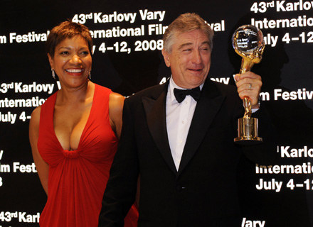 De Niro wraz z żoną. Na festiwalu w Kralowych Warach odebrał nagrodę za całokstzałt twórczości. /Getty Images/Flash Press Media