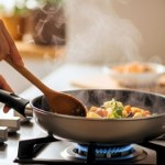 Dealz przecenia aluminiowe patelnie. Do tego naczynia 2+1 gratis