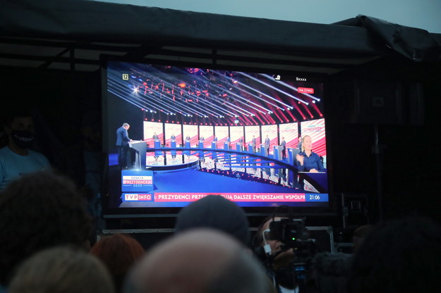 Debata prezydencka na telebimie przed gmachem TVP w Warszawie /	Wojciech Olkuśnik /PAP