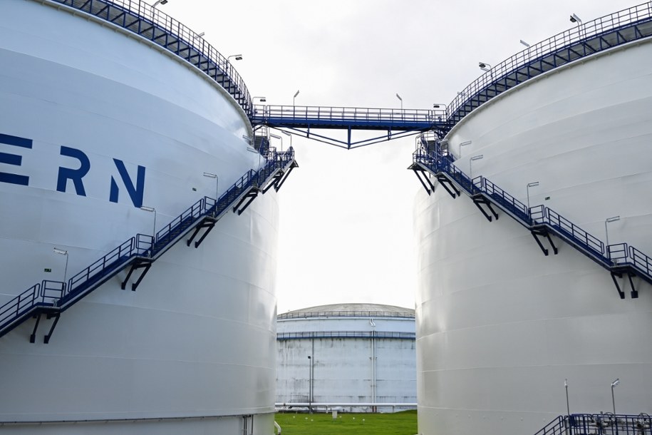 Dębogórze, zbiorniki paliwowe PERN. /Adam Warżawa /PAP