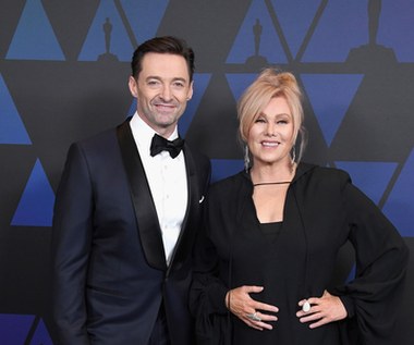 Deborra-Lee Furness i Hugh Jackman (13 lat różnicy)

Hugh Jackmana z Deborrą-Lee Furness połączyła miłość od pierwszego wejrzenia. Małżonkowie poznali się na planie serialu „Correlli” w 1995 roku, a rok później stanęli na ślubnym kobiercu. Dzieli ich 13 lat różnicy, ale ten związek może uchodzić za wzór do naśladowania. Przez lata starali się o dziecko, aż w końcu zdecydowali się na adopcję. Obecnie są dumnymi rodzicami 20-letnego Oscara i 15-letniej Avy. 