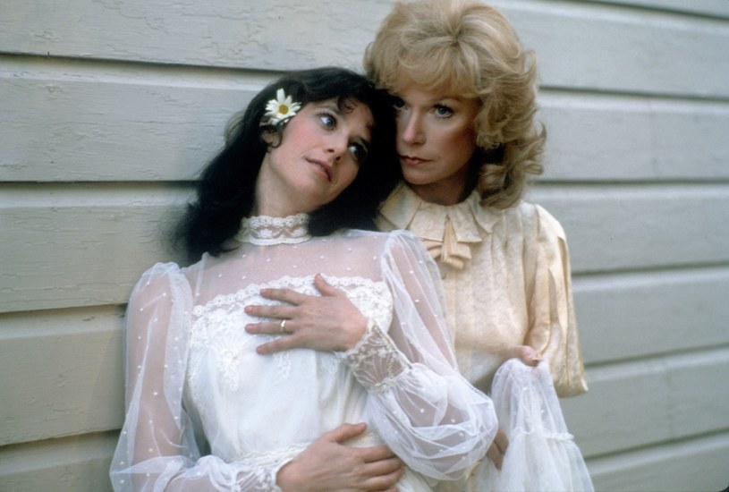 Debra Winger i Shirley MacLaine w filmie "Czułe słówka" (1983) /Images Press/IMAGES /Getty Images