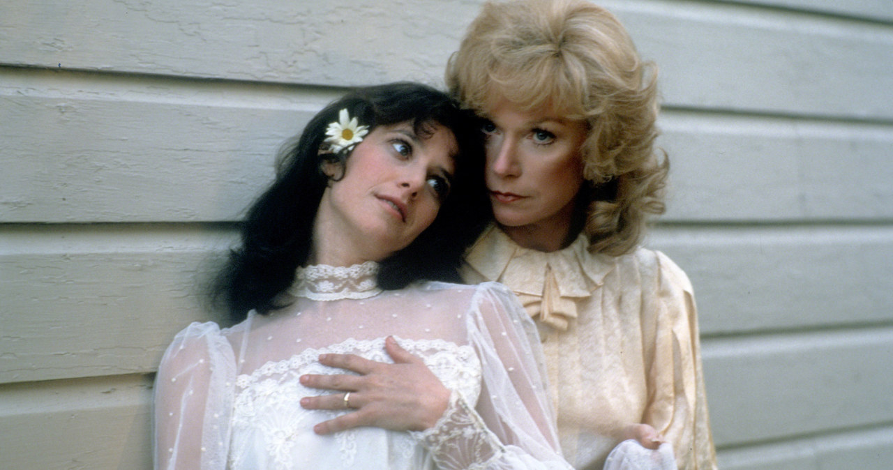 Debra Winger i Shirley MacLaine w filmie "Czułe słówka" (1983) /Images Press/IMAGES /Getty Images