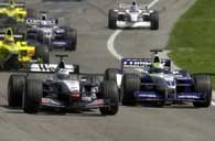 Decydujący moment GP: R. Schumacher (z prawej) wyprzedza tuż po starcie Coultharda
