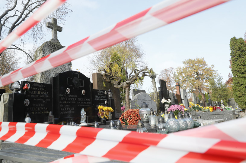 Decyzją rządu cmentarze tuż przed Wszystkimi Świętymi zostały zamknięte /Piotr Molecki /East News
