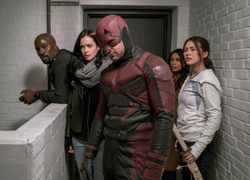 " Defenders":  Mike Colter, Krysten Ritter, Charlie Cox (jako Daredevil), Rosario Dawson, Jessica Henwick /Sarah Shatz/Netflix /East News