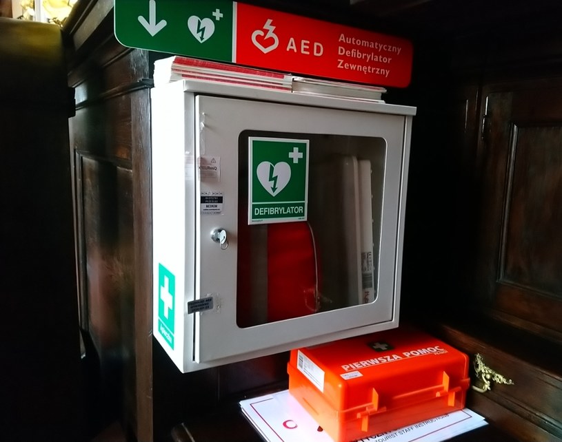 Defibrylator automatyczny AED z Bazyliki Mariackiej w Krakowie, uratował już wielu potrzebujących natychmiastowej pomocy /Muzeum Ratownictwa w Krakowie