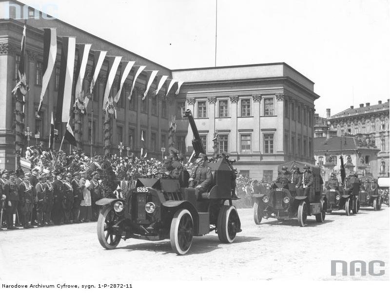 Defilada 3 maja 1934 r. z okazji święta narodowego - bez udziału schorowanego marszałka Józefa Piłsudskiego /Z archiwum Narodowego Archiwum Cyfrowego