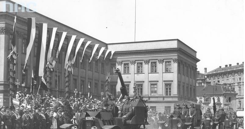 Defilada 3 maja 1934 r. z okazji święta narodowego - bez udziału schorowanego marszałka Józefa Piłsudskiego /Z archiwum Narodowego Archiwum Cyfrowego