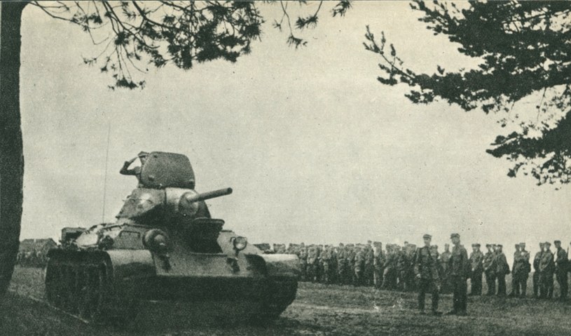 Defilada czołgów po przysiędze żołnierzy 1. Dywizji Piechoty im. T. Kościuszki, 15 lipca 1943 /materiały prasowe