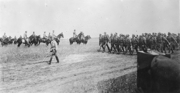 Defilada żołnierzy Legionów Polskich. Pierwszy z lewej w pierwszym rzędzie, na koniu: Józef Piłsudski. Fotografia z 15 lipca 1916 roku /Narodowe Archiwum Cyfrowe /