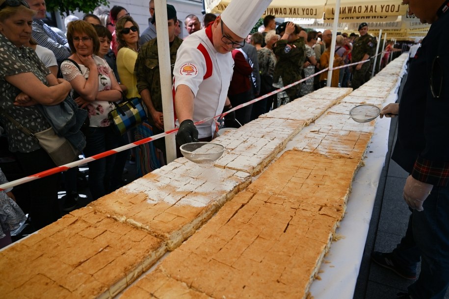 Degustacja kremówki papieskiej w Rzeszowie /Darek Delmanowicz /PAP