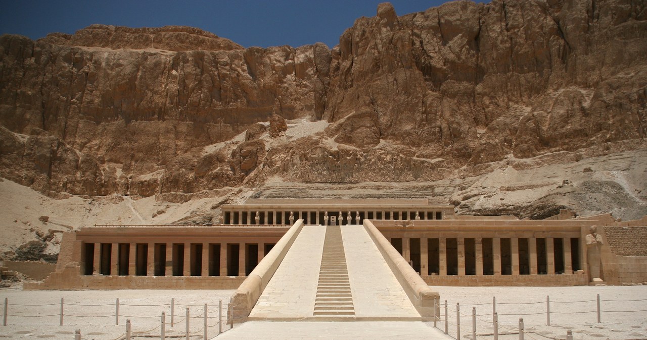 Deir el-Bahar, świątynia Hatszepsut w Luksorze /123RF/PICSEL