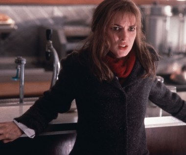 Dekadę aktorka zamknęła udziałem w melodramacie "Miłość Nowym Jorku" (za kreację w nim dostała nominację, ale do Złotej Maliny), a także... gwiazdą w słynnej hollywoodzkiej Alei Sław. Została 2165 osobą, którą w ten sposób uhonorowano.

I wówczas nadszedł pechowy 2001 rok, który załamał jej aktorską karierę. Pod jego koniec (12 grudnia) aktorkę aresztowano z zarzutami sklepowych kradzieży w Beverly Hills. Miała wynieść warte 5500 dolarów ubrania i akcesoria. Ówczesny prokurator okręgowy Los Angeles postanowił na jej przykładzie zrobić "modelowy proces". Liczne pertraktacje nie przyniosły skutki w postaci ugody. Dodatkowo aktorkę oskarżono o korzystanie z lekarstw bez ważnych recept. Wreszcie po roku gwiazda została skazana na 3 lata więzienia w zawieszeniu, grzywnę, 480 godzin prac społecznych i nadzór psychologa.