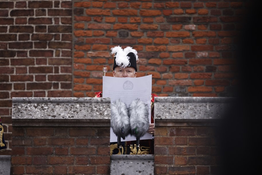 Deklarację Rady Akcesyjnej odczytano z balkonu Pałacu św. Jakuba /YOAN VALAT  /PAP/EPA