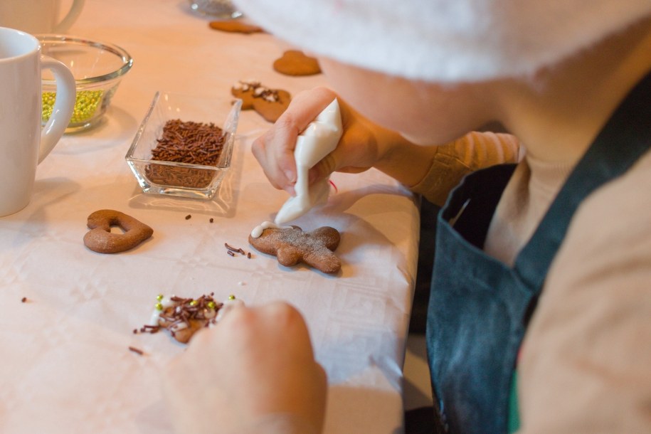 Dekorowanie pierniczków przyniosło naszym małym kucharzom dużo radości /Maciej Nycz /RMF FM