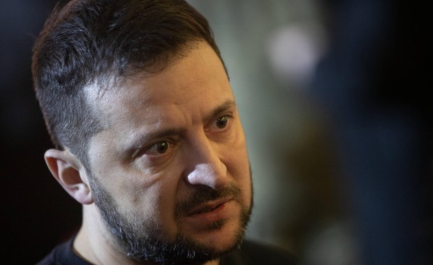 Dekret prezydenta Zełenskiego. Urzędnicy mają zakaz wyjazdu z Ukrainy [RELACJA]