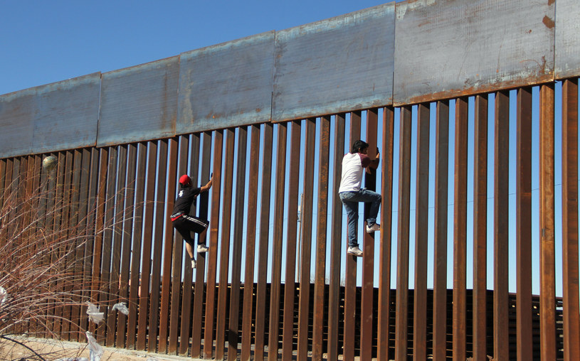Dekret Trumpa ws. muru na granicy ożywia patriotyzm Meksykanów /AFP