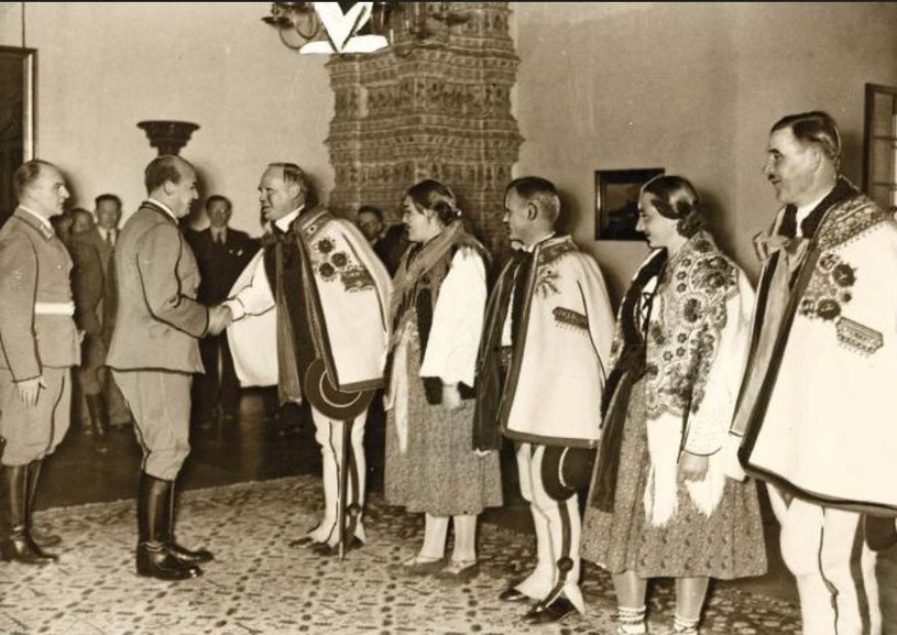Delegacja górali na Wawelu w czasie uroczystych obchodów urodzin Adolfa Hitlera w 1940 roku /Z archiwum Narodowego Archiwum Cyfrowego