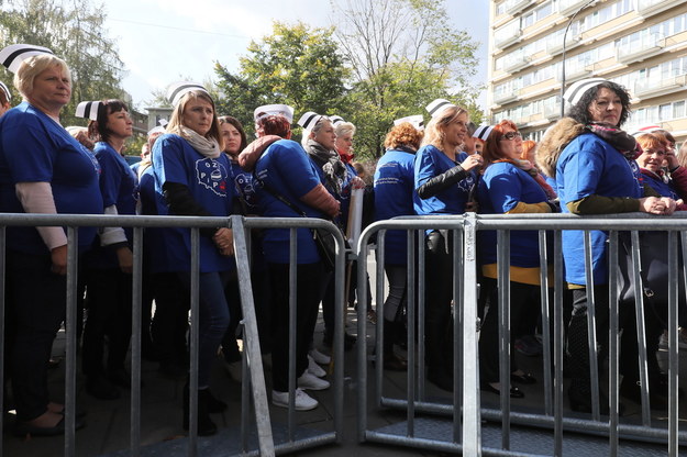 Delegacja pielęgniarek przed Sejmem. Zdjęcie archiwalne /Paweł Supernak /PAP