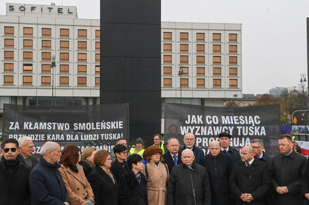 Delegacja PiS przed pomnikiem ofiar katastrofy smoleńskiej /Piotr Nowak /PAP