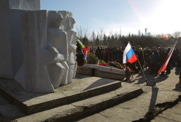 Delegacja rosyjska podczas uroczystości przed pomnikiem generała Armii Czerwonej Iwana Czerniachowskiego w Pieniężnie 18 lutego tego roku, zorganizowanych przez Rosjan z okazji 69. rocznicę śmierci generała. /Tomasz Waszczuk /PAP