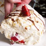 Mascarpone Delikatna, chrupiąca i pachnąca latem. Najlepsza rolada bezowa z truskawkami