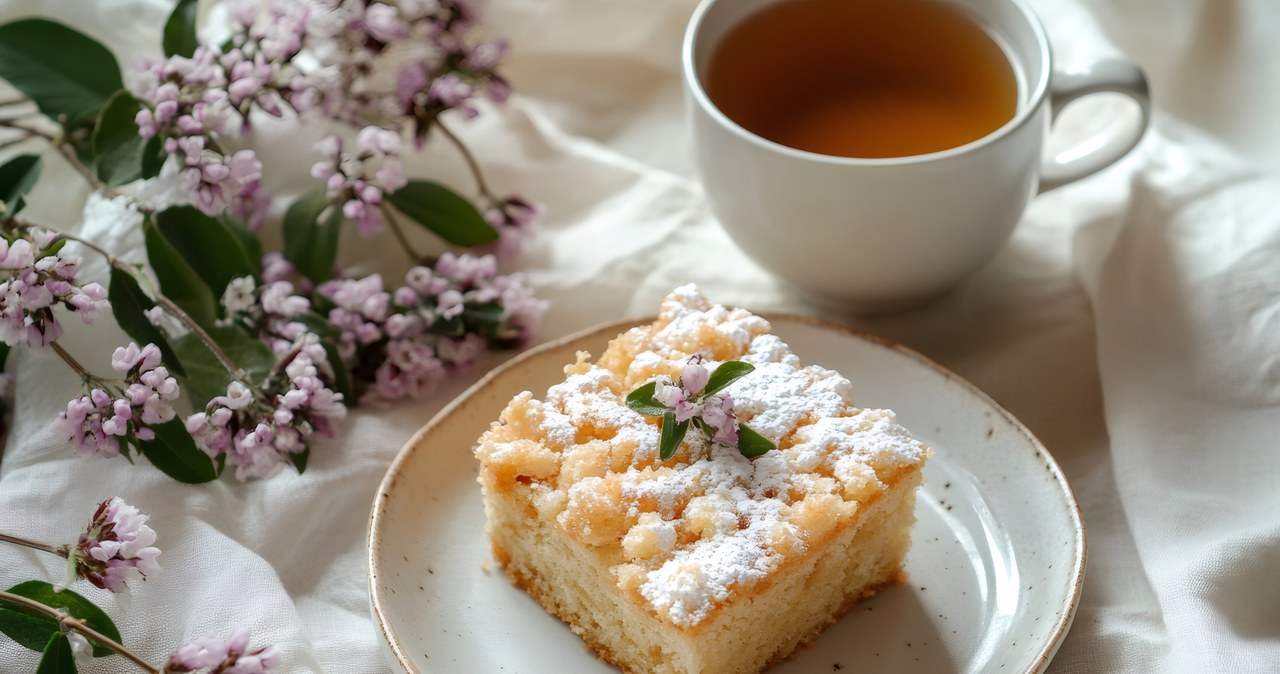 Delikatne ciasto drożdżowe z maślaną kruszonką /xtrekx /123RF/PICSEL