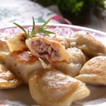 Delikatne ciasto i wyrazisty farsz. Pierogi z mięsem jak u babci 