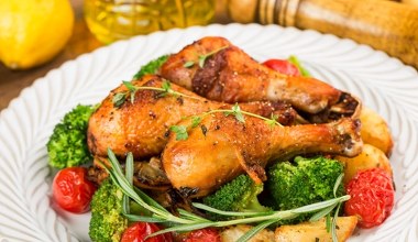 Delikatne mięso w towarzystwie przepysznych warzyw. Sprawdzony pomysł na rodzinny obiad