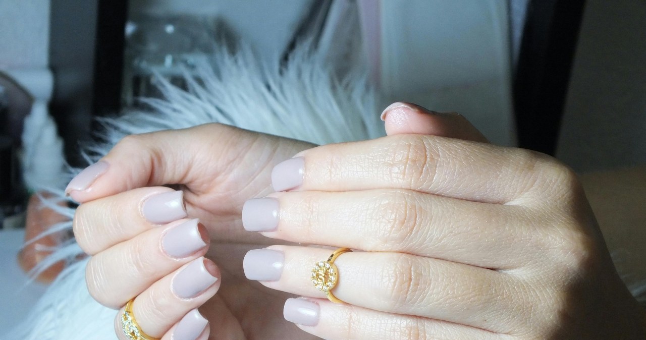 Delikatne paznokcie na święta, który zachwyci elegancją, a później nada się na co dzień / Moo Lens /pexels.com