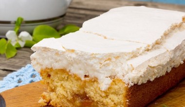 Delikatny biszkopt, chrupiąca beza i przepyszne owoce. To ciasto rozpływa się w ustach