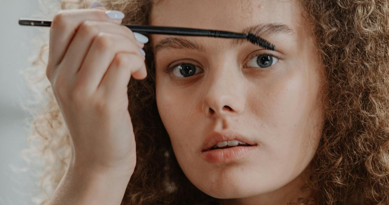 Delikatny makijaż brwi odmładza rysy twarzy / cottonbro studio /pexels.com