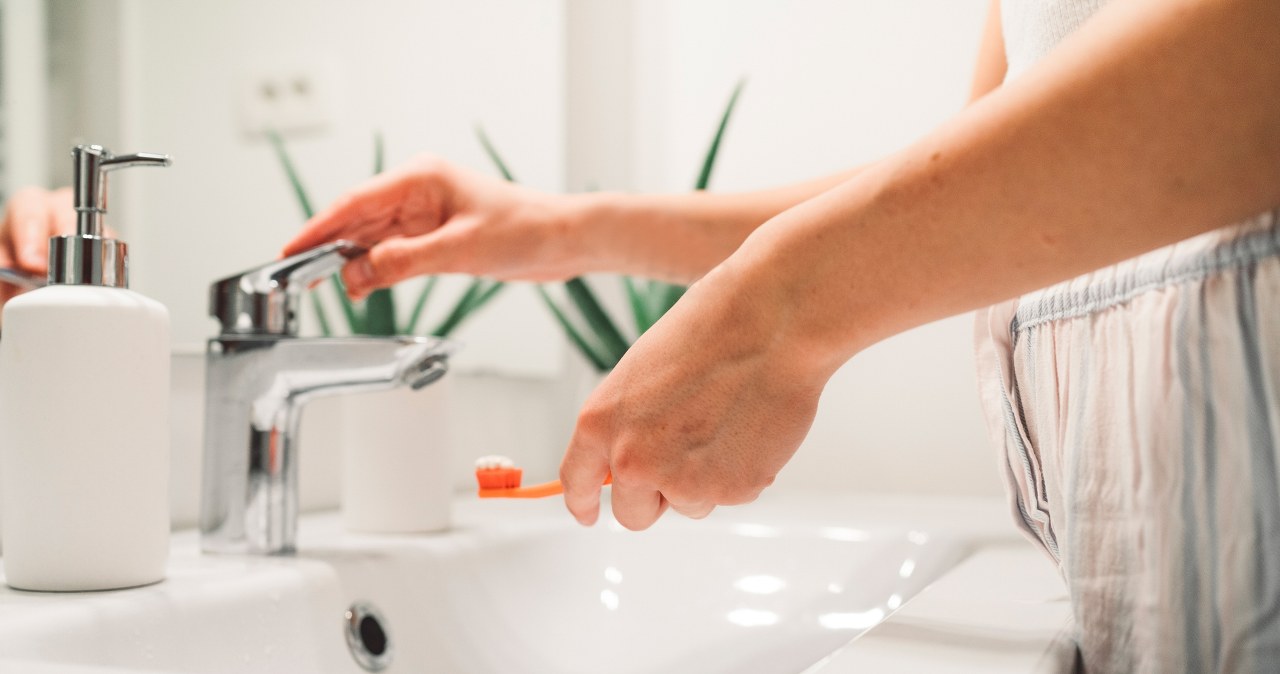Delikatny peeling ust wykonasz miękką szczoteczką do zębów /123RF/PICSEL
