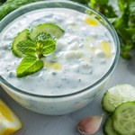 Delikatny, świeży i soczysty sos ze świeżych ogórków. Na grillu zawsze robi furorę